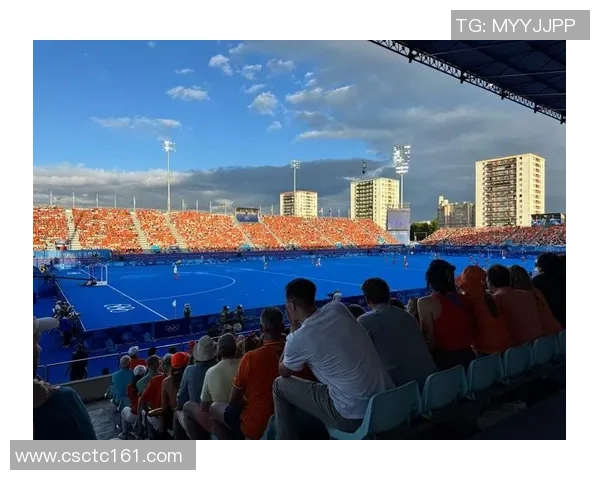 国内足球球迷热情高涨球场文化与社交活动的融合探讨